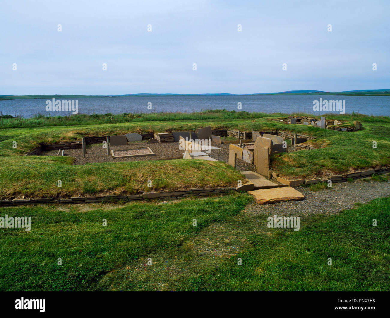 Anzeigen NW der rekonstruierten Central House (Haus 2) an Barnhouse jungsteinzeitliche Siedlung, Stenness, Orkney, Schottland, Großbritannien, mit Loch von Harray nach hinten. Stockfoto