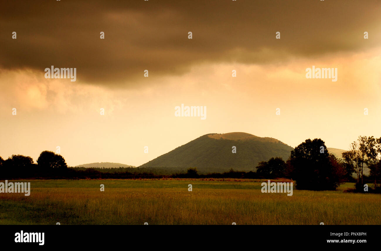 Vulkanische Landschaft nahe Quelle Volvic, Auvergne, Frankreich Stockfoto