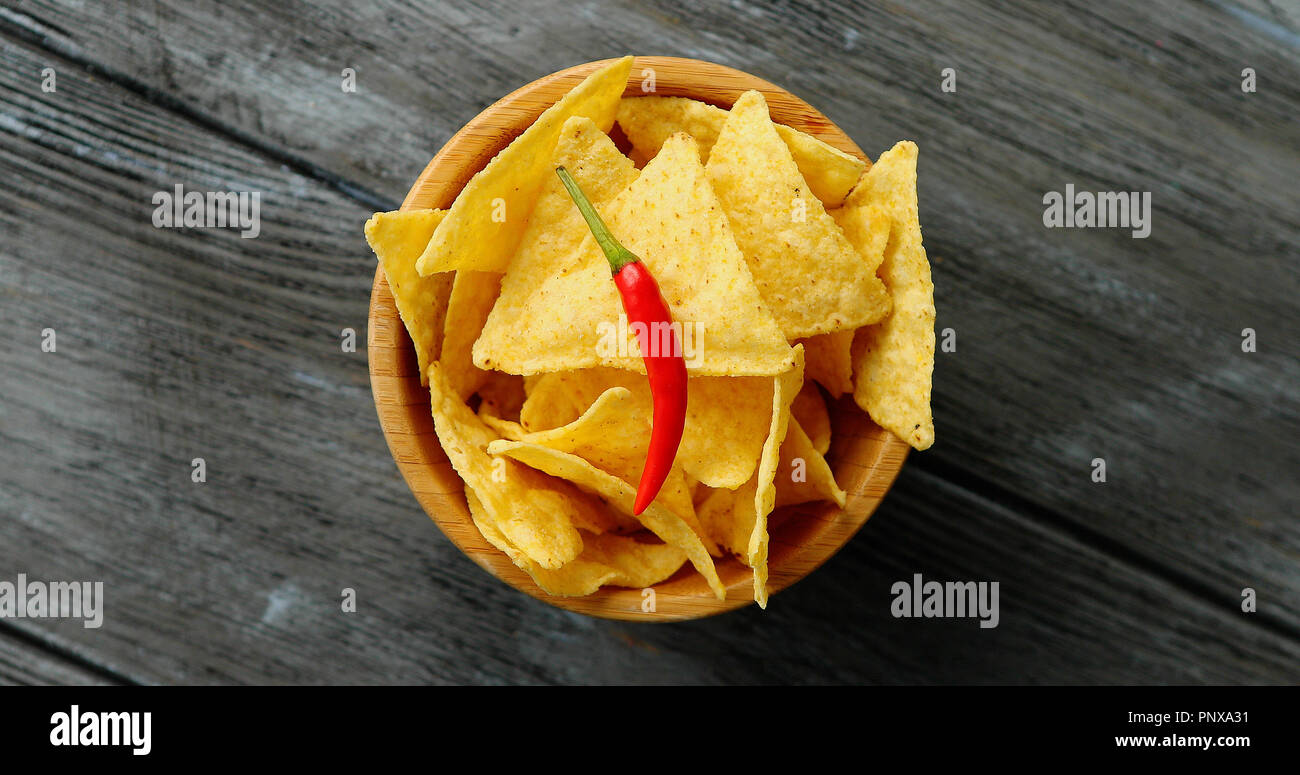 Schüssel mit Mais Chips und Chili Stockfoto