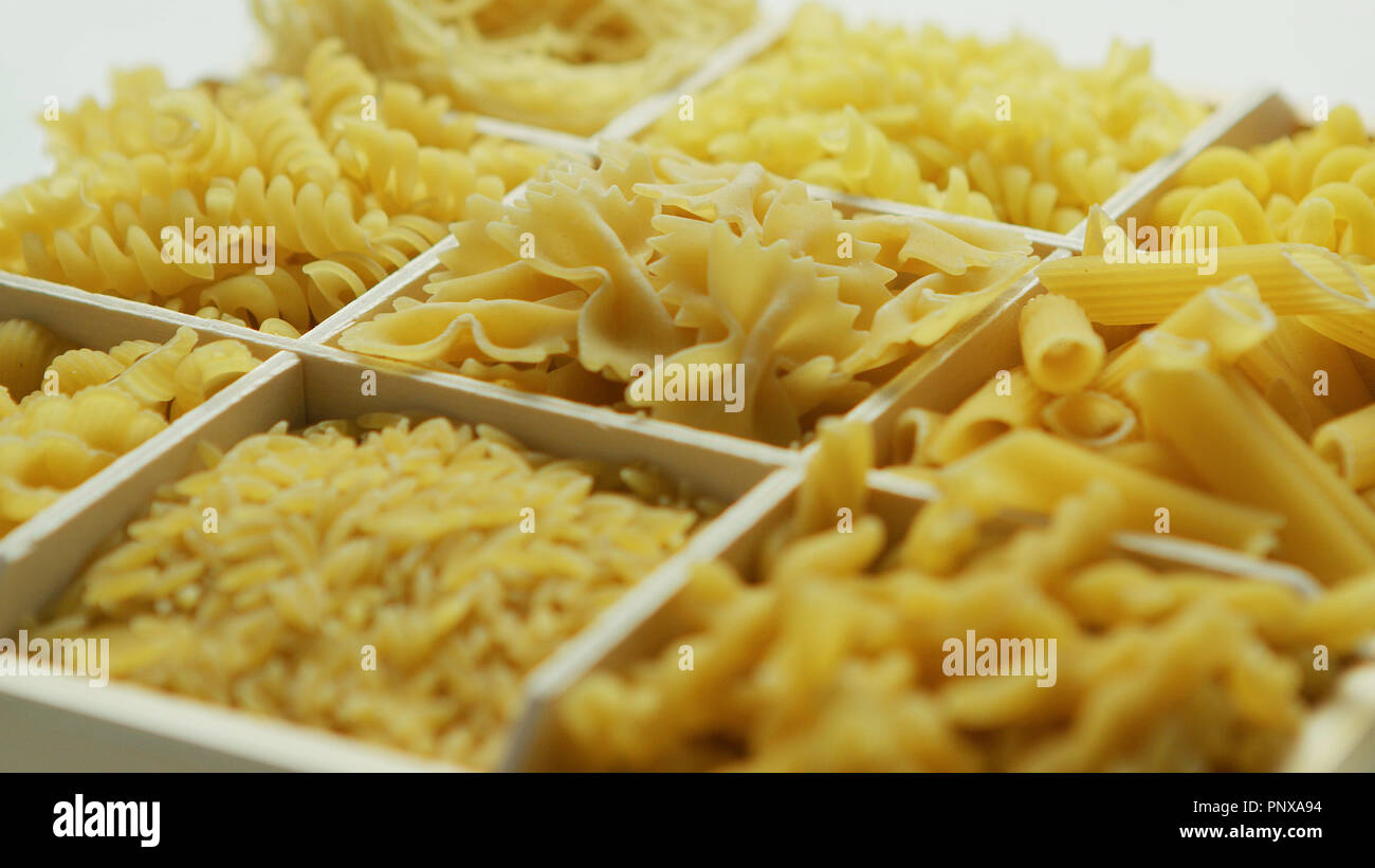 Behälter mit Pasta unterschiedlicher Art Stockfoto