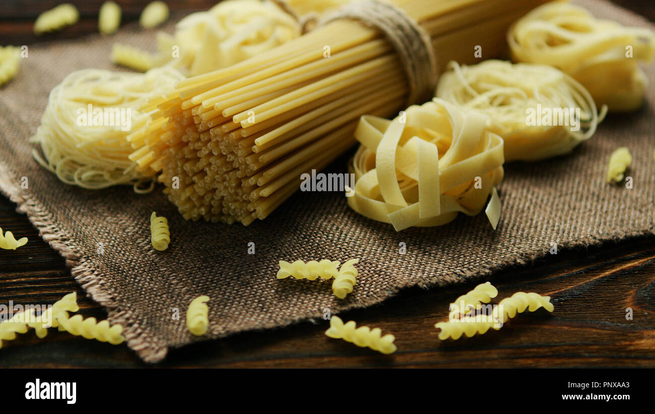 Spaghetti verschiedener Art auf Serviette Stockfoto