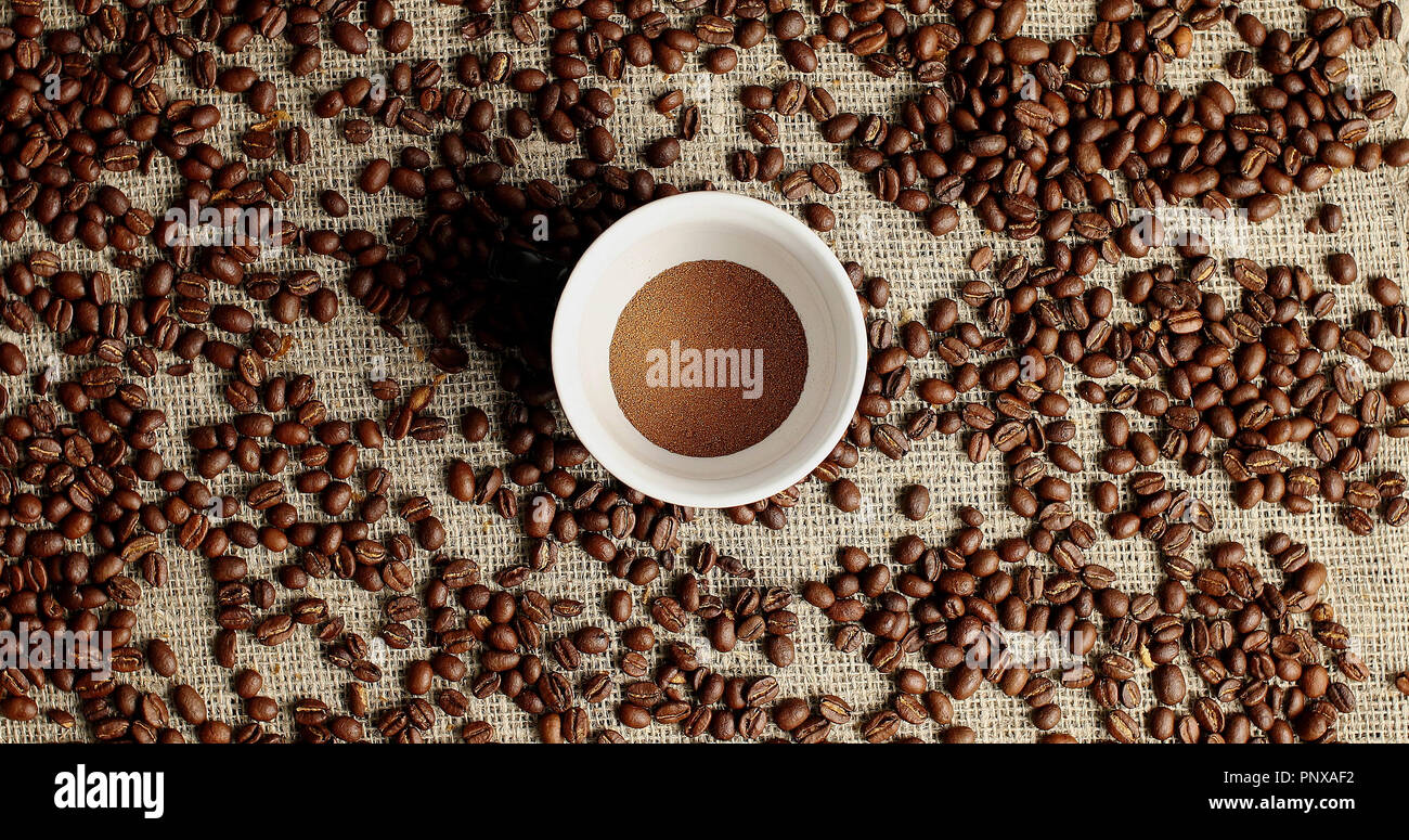 Kaffeebohnen und Tasse Pulver Stockfoto