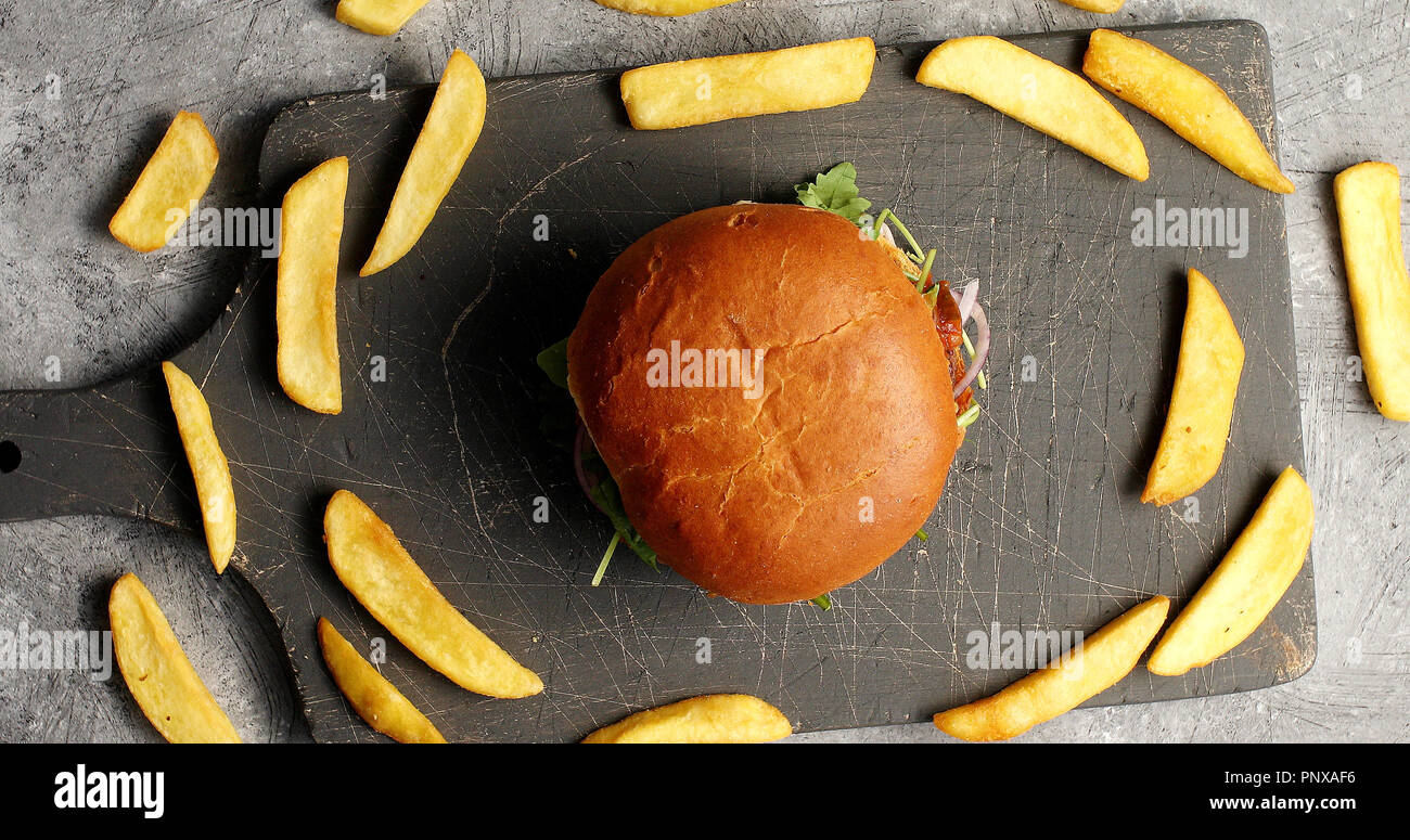 Zusammensetzung der Burger mit Pommes frites Stockfoto