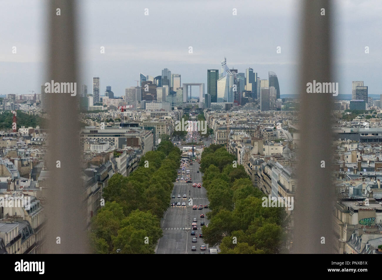 La Défense von Arc de Triomphe auf dem Dach gesehen Stockfoto