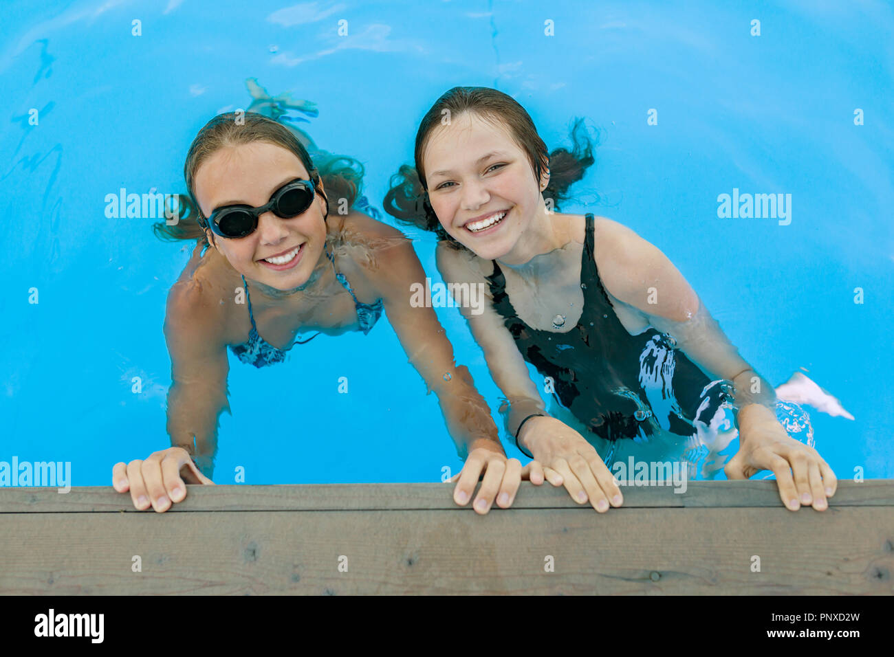 Zwei Girls Machen Liebe Beim Pool