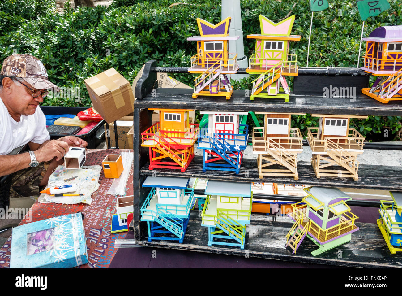 Miami Beach Florida, Künstler, Verkäufer Stände Stand Stand Markt Markt Markt, Käufer Kauf Verkauf, Kunsthandwerk, Display Verkauf, Miniatur Rettungsschwimmer stat Stockfoto