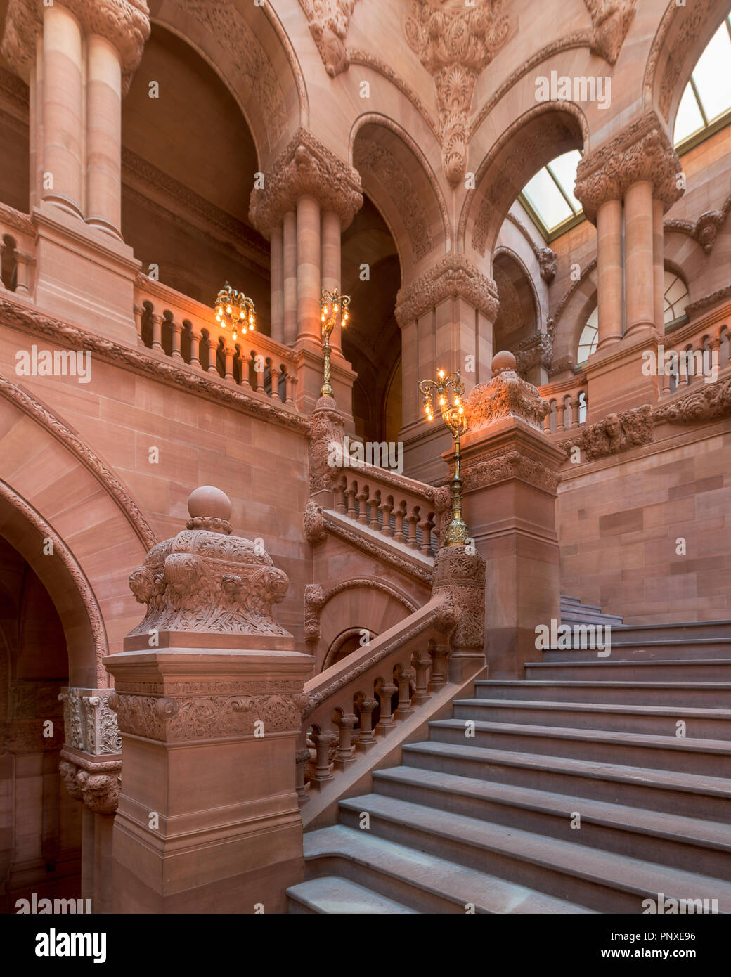 Die großen westlichen Treppe (oder 'Million Dollar Treppe") in der New York State Capitol Building bei State Street und Washington Avenue in Albanien Stockfoto