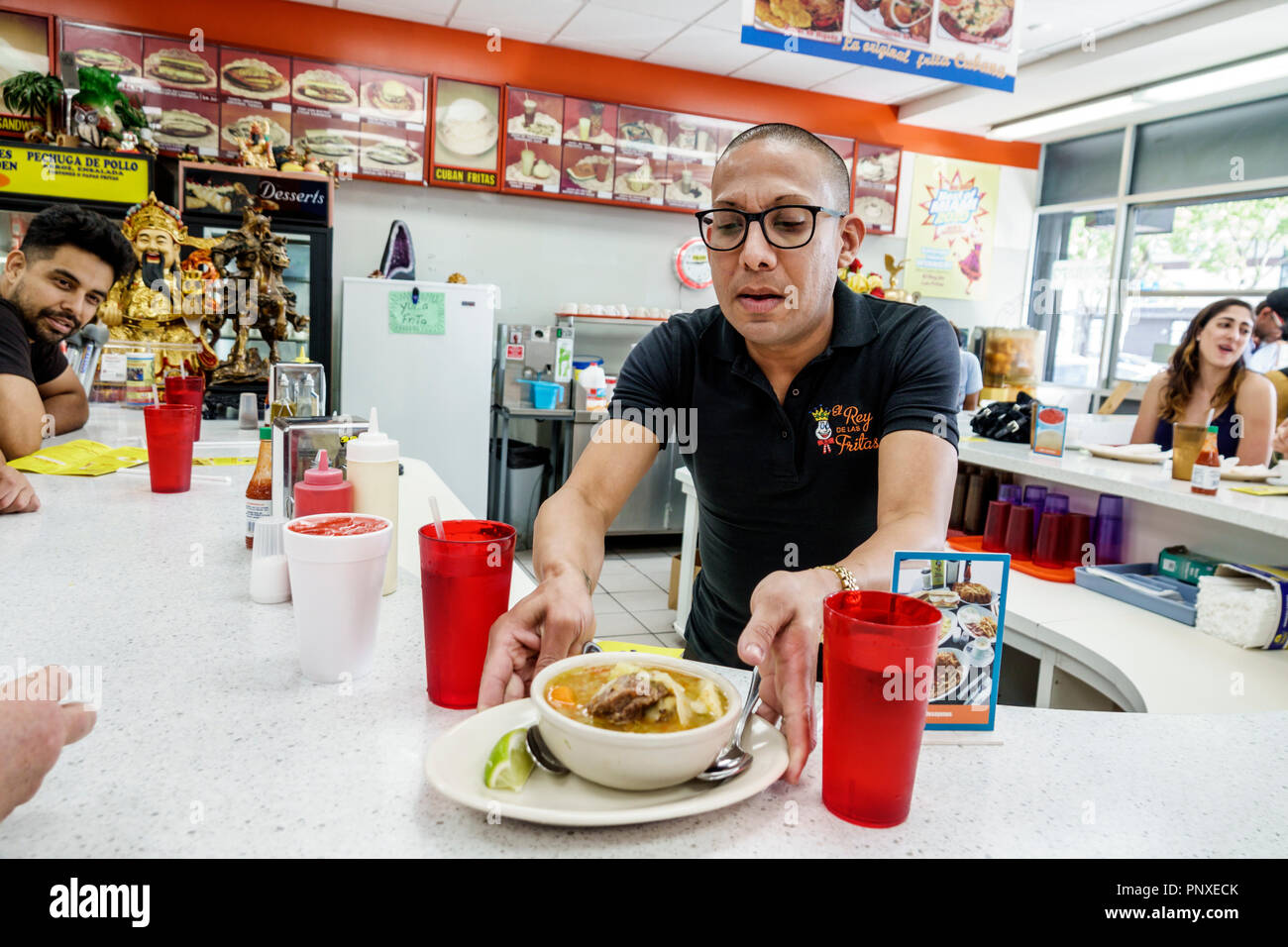 Miami Florida, Little Havana, El Rey de las Fritas, Kubaner, Restaurant Restaurants Essen Essen Essen Cafe Cafes, innen, hispanischer Mann, männlich, Kellner warten Stockfoto