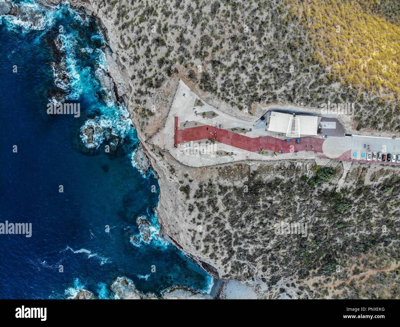 Paisaje con una Vista aérea del Mirador escenico y el Mar en San Carlos, Sonora, Mexiko. Oleaje del Oceano a la orilla de un Cerro. Golfo de Californi Stockfoto