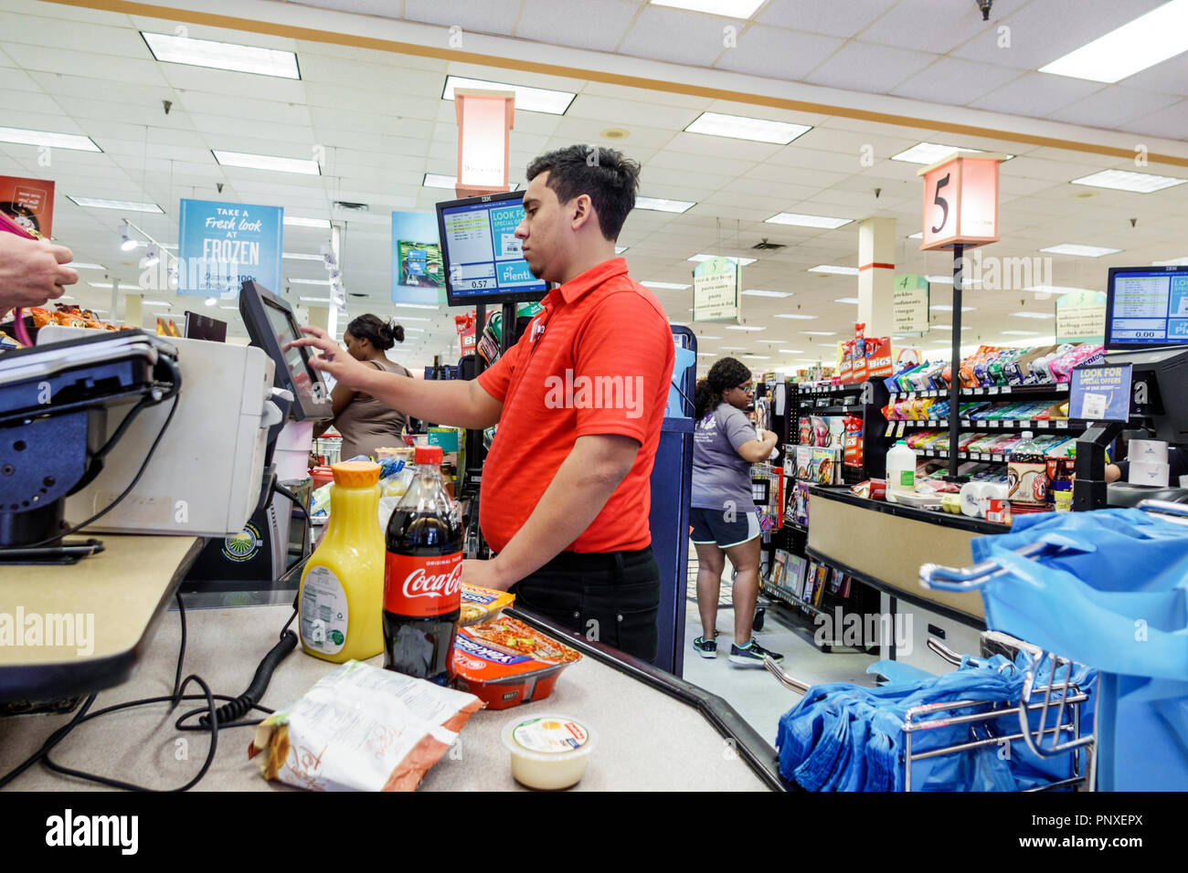 Miami Florida, Winn Dixie, Supermarkt, innen, Essen, Warteschlange an der Kasse, Kassierer, lateinamerikanische lateinamerikanische Einwanderer aus Lateinamerika Stockfoto