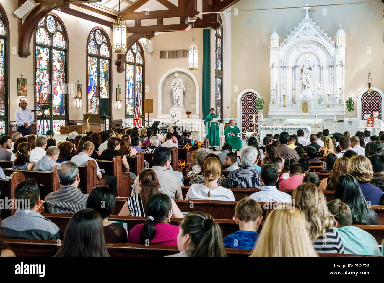 West Palm Beach Florida, St. St. Ann Catholic Church, Sonntagsgottesdienst hispanische Familien Gemeinde im Inneren, Stockfoto