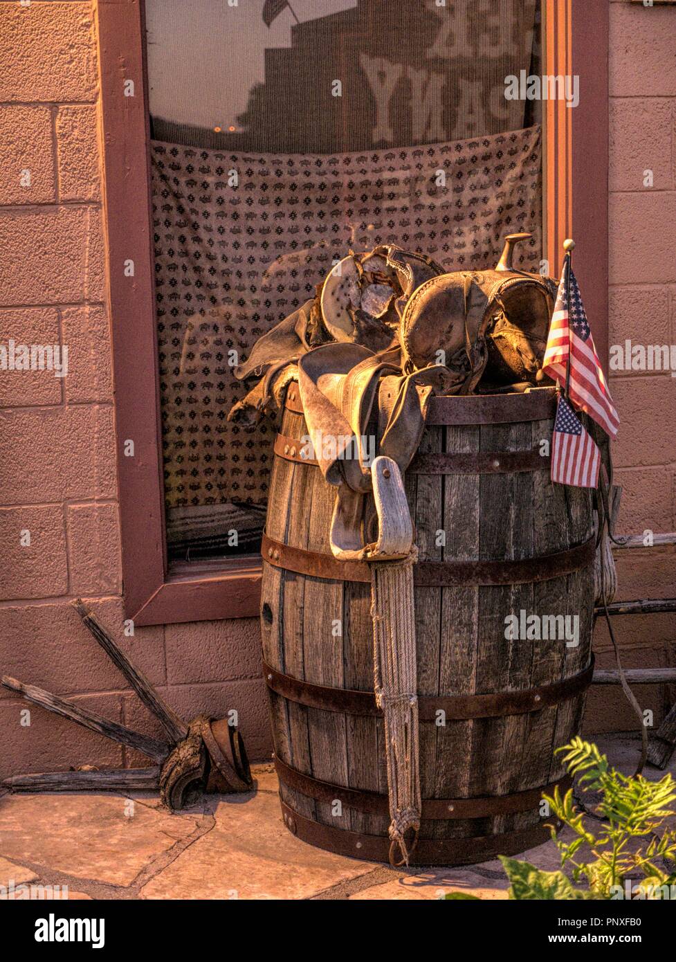 Alte Fass mit Pferd und Flaggen in Sedona, Arizona. Stockfoto