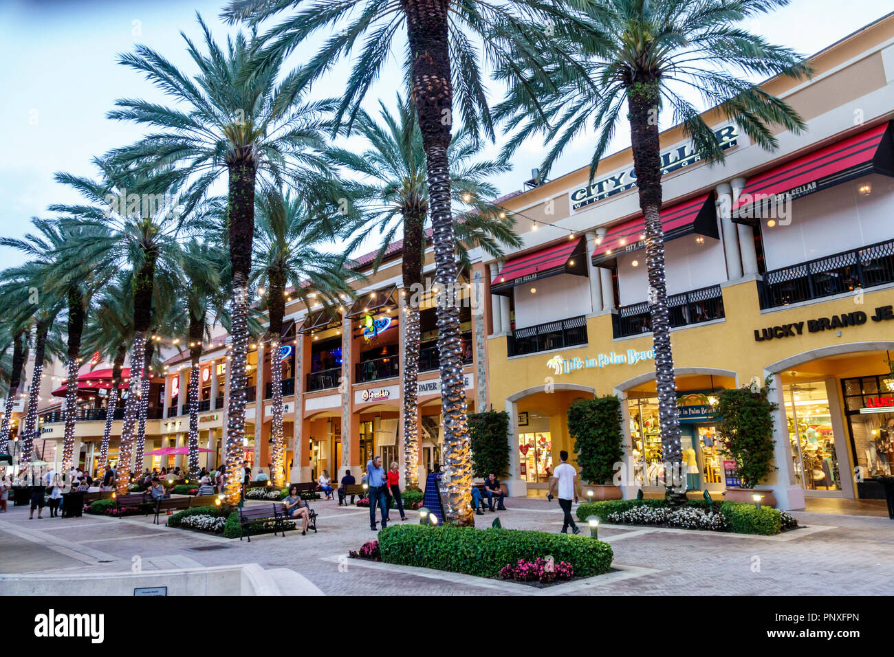 West Palm Beach Florida, The Square ehemals CityPlace, Shopping Shopper Shopper Shop Shops Markt Märkte Marktplatz Kauf Verkauf, Einzelhandel Geschäfte Business Business Geschäft Stockfoto