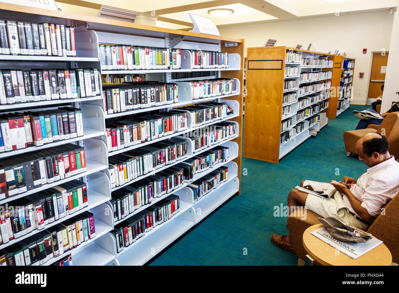 West Palm Beach Florida, Mandel Public Library, innen, Bücherregale, asiatische Männer, FL180212102 Stockfoto