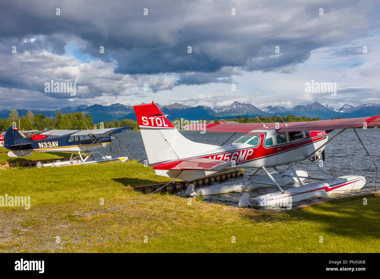 Mit dem Wasserflugzeug oder Wasserflugzeug am Lake Hood Seaplane Base der weltweit verkehrsreichsten Seaplane Base in Acnhorage Alaska entfernt Stockfoto