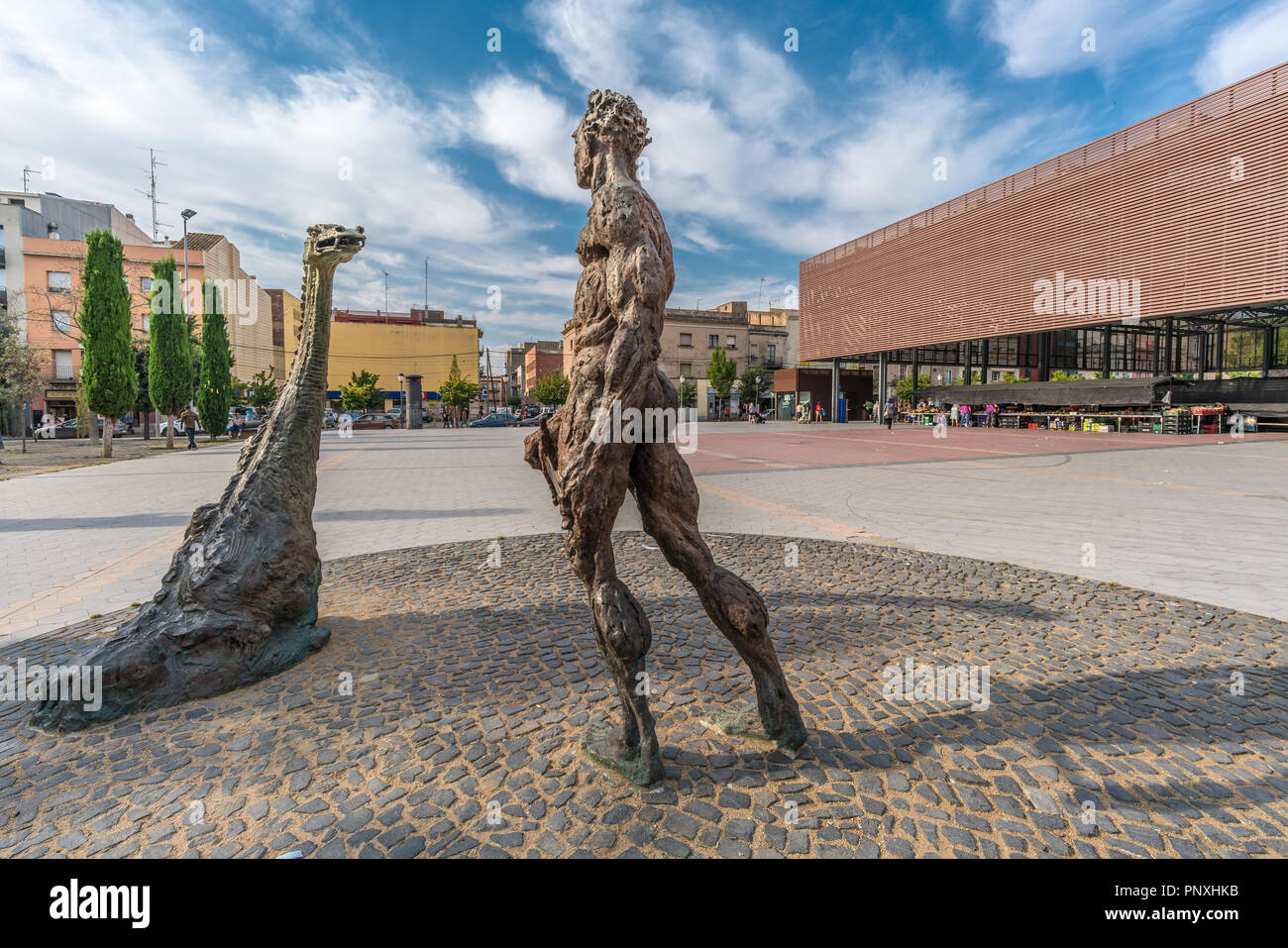 Figueras, Spanien - 28. Juli 2018: (San Jorge y el Dragon) Heiligen Georg und dem Drachen Statue an der Plaça Catalunya. Arbeit von scuptor Mercedes Riba Stockfoto