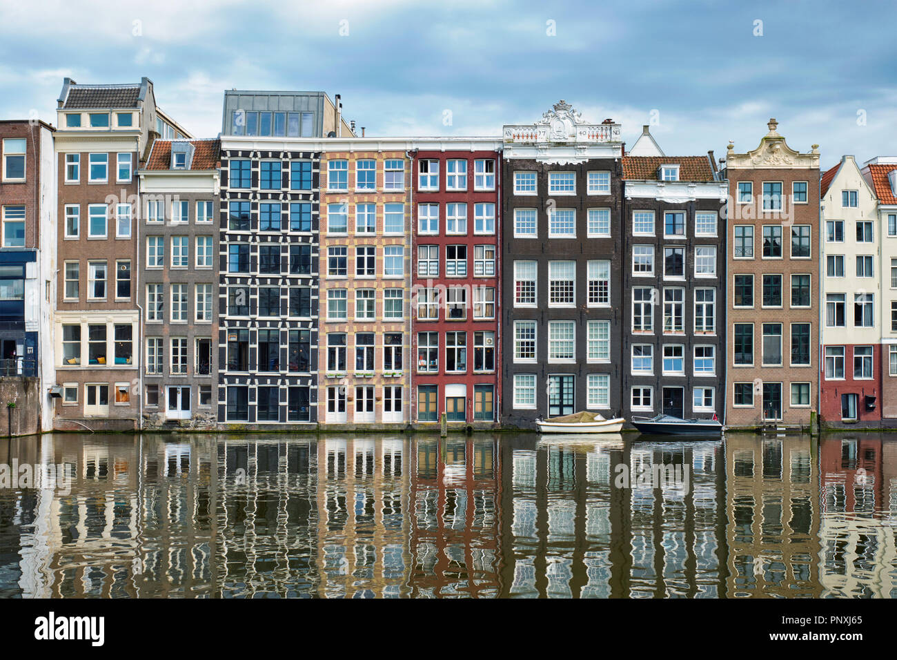 Amsterdamer Kanal Damrak mit Häusern, Niederlande Stockfoto
