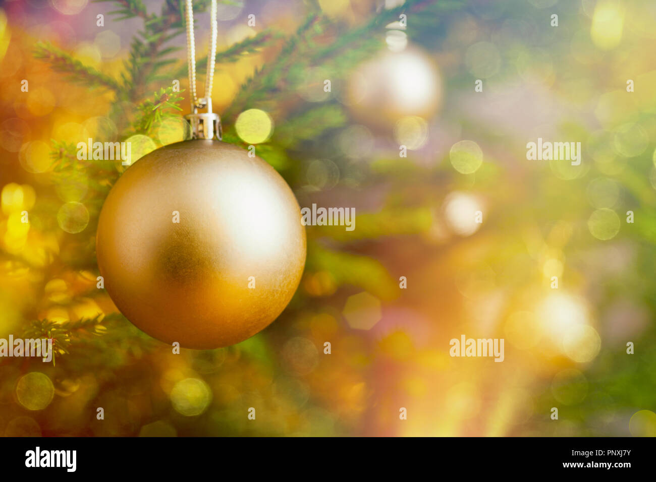 Weihnachten - Baum Dekoration Christbaumkugel auf geschmückten Weihnachtsbaum bac Stockfoto