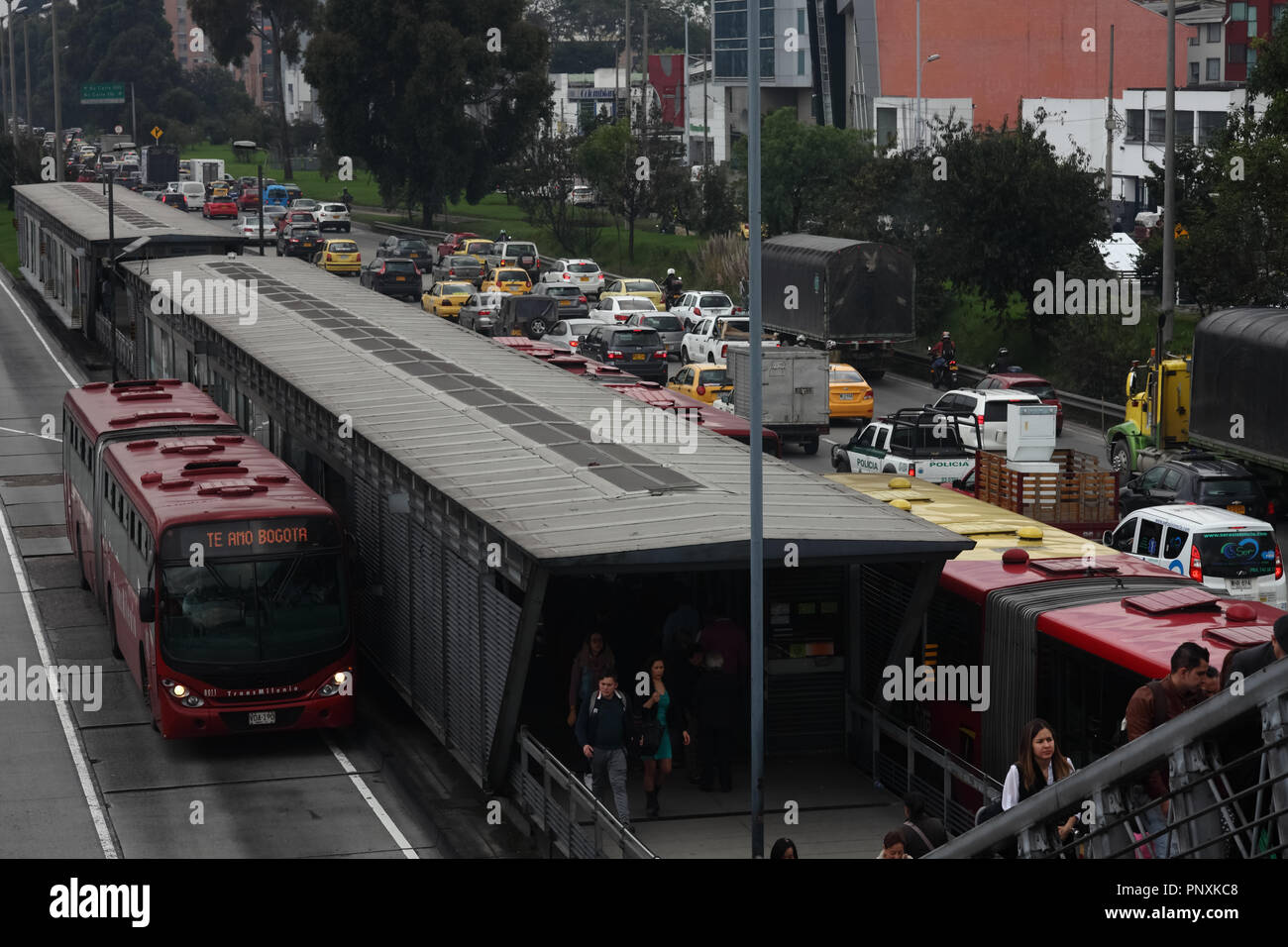 Bogota, Kolumbien - 17. Mai 2017: Ein Gelenkbus hat gerade an einem TransMilenio station Calle127 Auf der Autopista Norte gezogen. Stockfoto