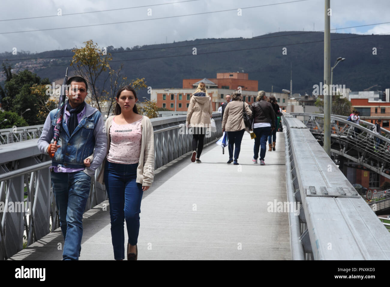 Bogota, Kolumbien - 17. Mai 2017: Lokale kolumbianischen Pendler aus, oder das Gehen zum TransMilenio station Calle127 Auf der Autopista Norte. Stockfoto