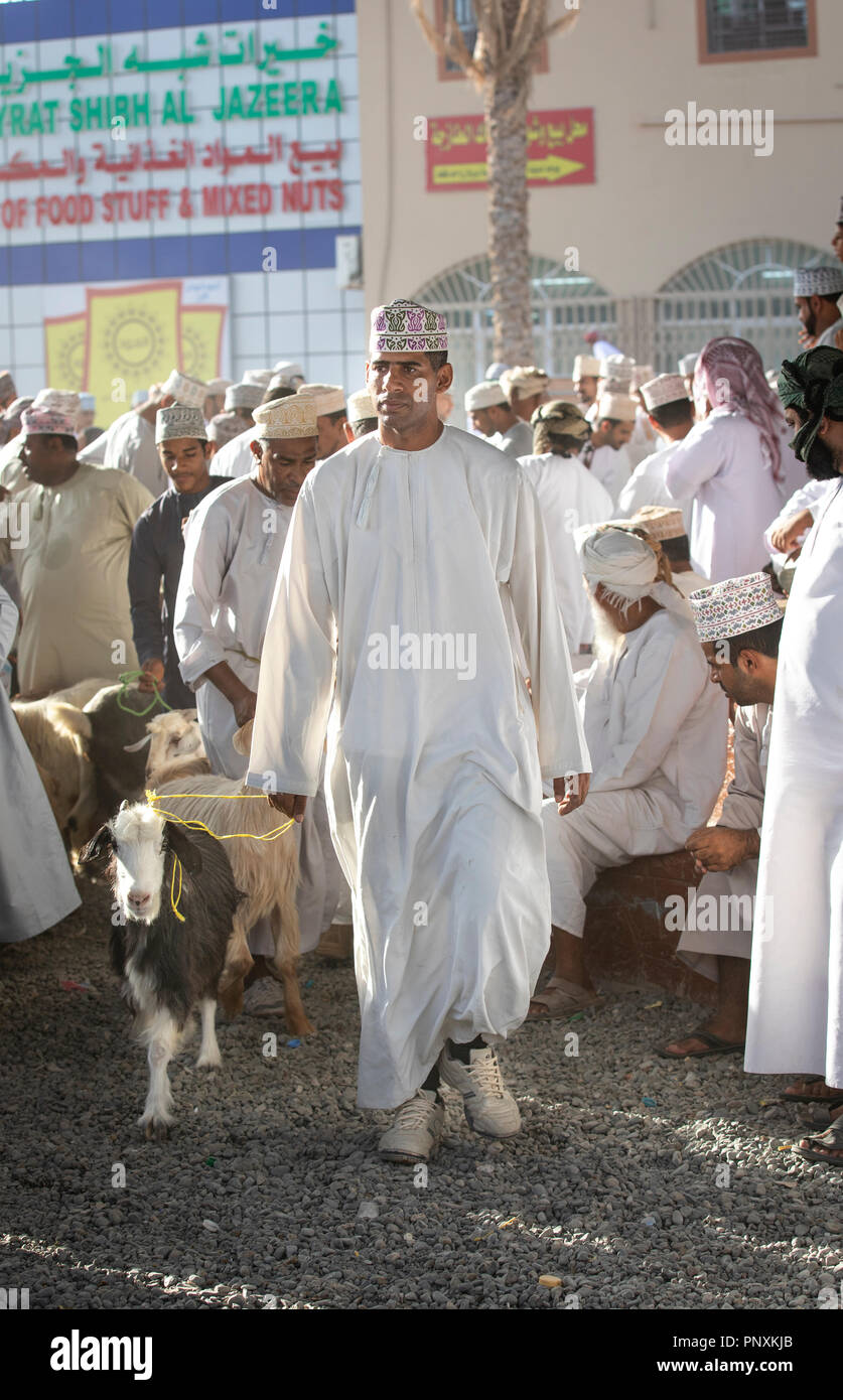 Nizwa, Oman, 21. September 2018: omani Männer an einem Markt, Kauf und Verkauf von Ziegen in einem traditionellen habta Auktion Stockfoto