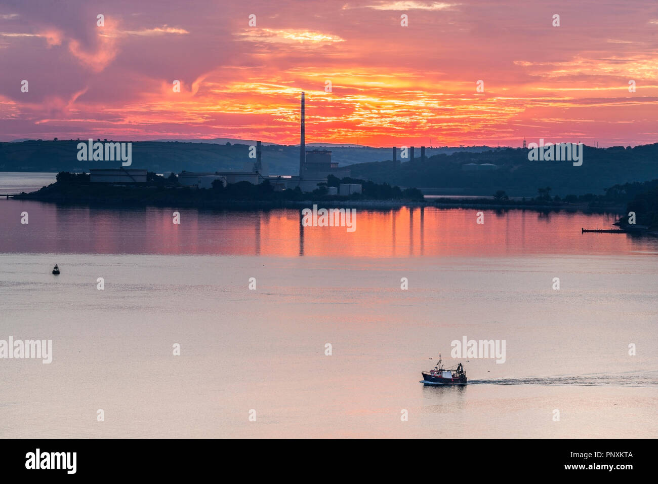 Crosshaven, Cork, Irland. 27 Juni, 2018. Trawler Majestic IV heimwärts mit einer Verriegelung gemischter Fisch gebunden wie die Sonne beginnt in Crosshaven Co steigen Stockfoto