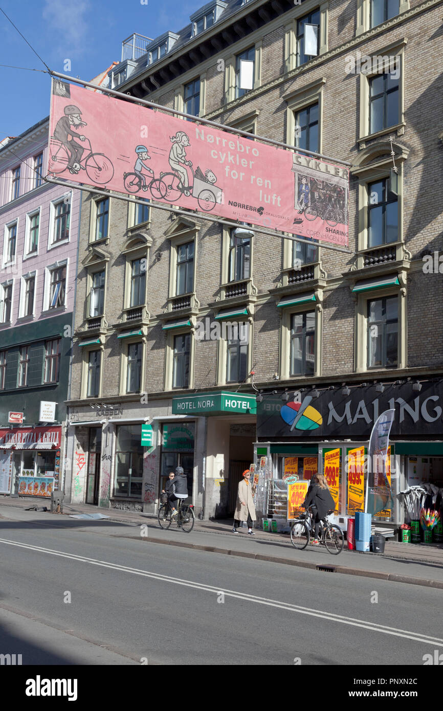 Nørrebro Radfahren für saubere Luft. Autofreie Tage im größten Teil der Nørrebrogade in Kopenhagen. Zugang nur für Busse und Fahrräder. Stockfoto