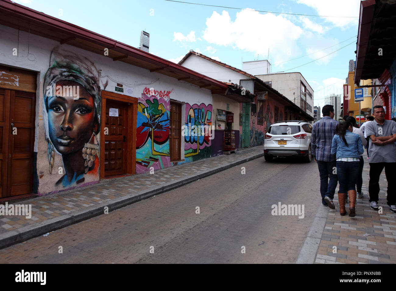 Bogotá, Kolumbien - 28. Mai 2017: Einige lokale kolumbianischen Volkes ein paar Street Art und Graffiti im historischen Stadtteil La Candelaria. Stockfoto