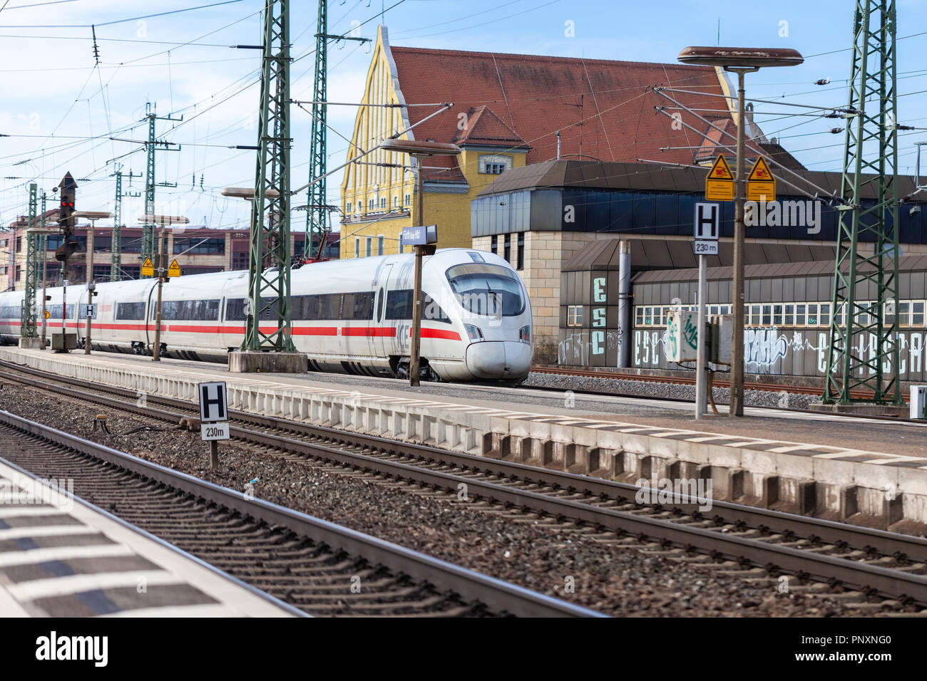 Fürth/Deutschland - MÄRZ 11, 2018: ICE3, ICE-Zug der Deutschen Bahn gibt Bahnhof Fürth in Deutschland. Stockfoto