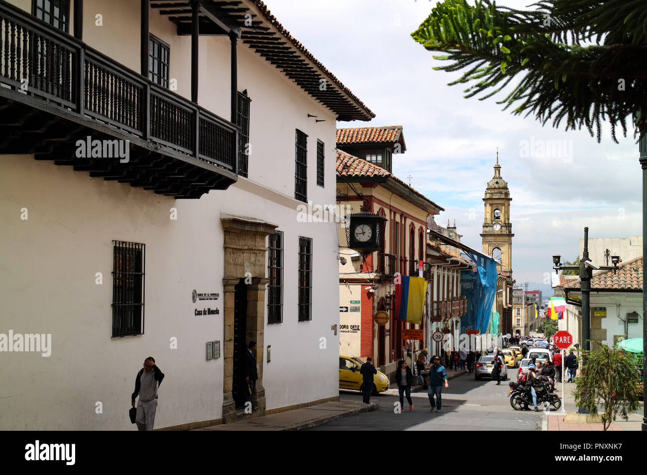 Bogota, Kolumbien - 27 Januar, 2017: Auf der Suche Calle, oder übersetzt ins Englische, Straße, 11 in La Candelaria. Auf der linken Seite des Bildes ist die Ent Stockfoto