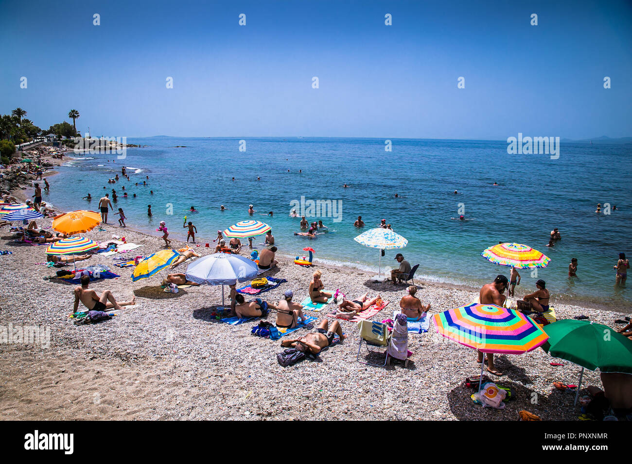 Athen, Griechenland - 19. JUNI 2016: die Leute am Strand in Palaio Faliro in Athen, Griechenland. Stockfoto