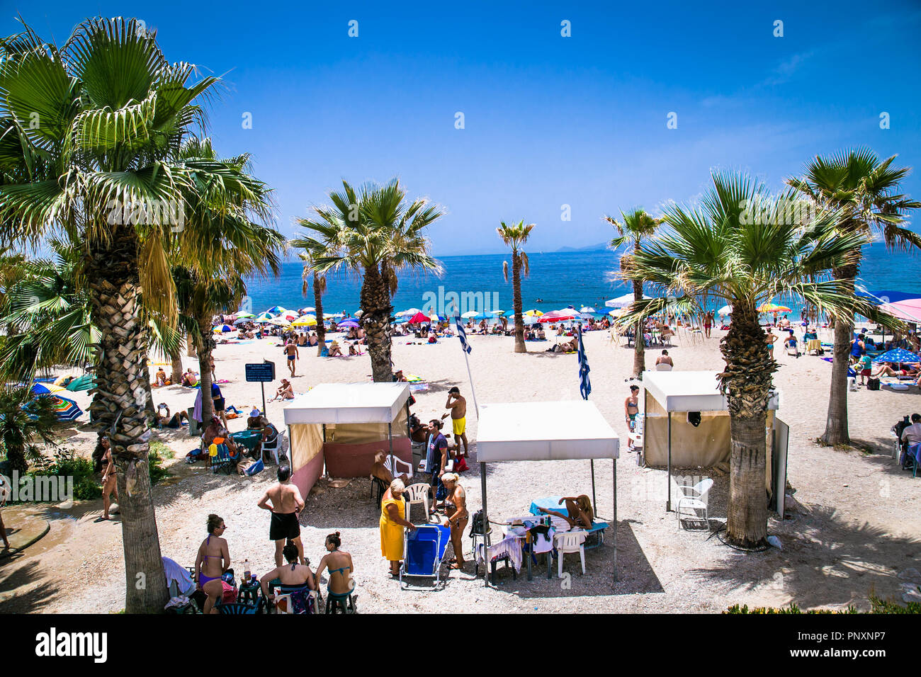 Athen, Griechenland - 19. JUNI 2016: die Leute am Strand in Palaio Faliro in Athen, Griechenland. Stockfoto