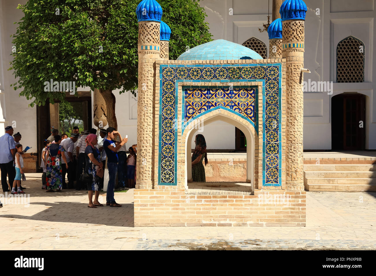 Buchara, Usbekistan - 28. August 2016: Touristen an der Gedenkstätte von Khoja Bakhouddin Naqshbandi, ein wichtiger Wallfahrtsort für den Islam. Stockfoto