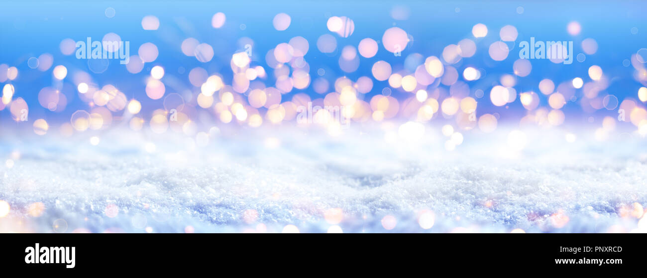 Weihnachtsbeleuchtung Defokussierten auf Schnee Stockfoto