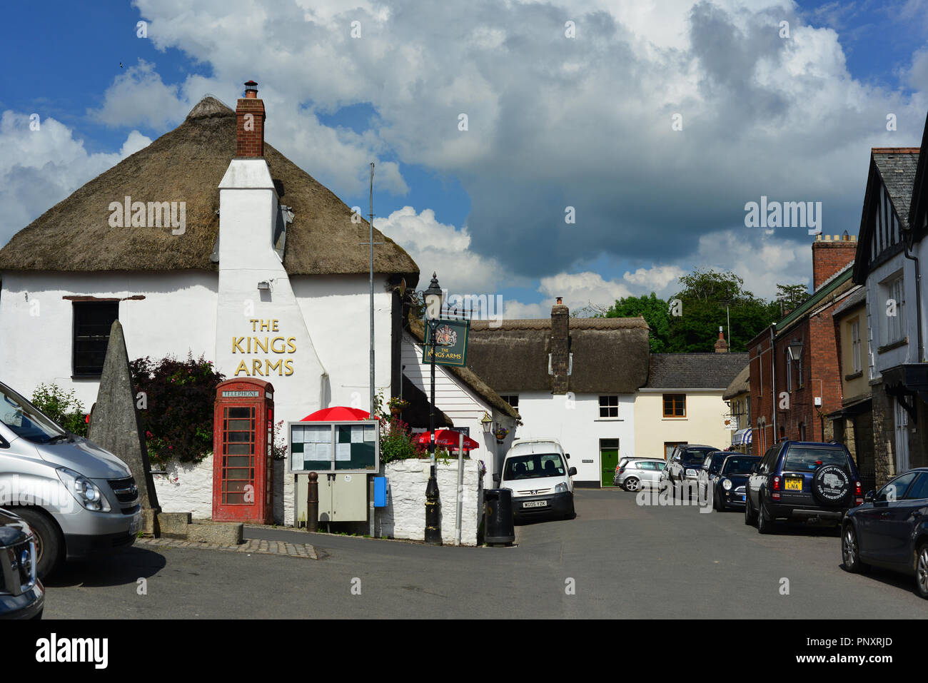 Das Kings Arms Public House auf dem Dorfplatz, Winkleigh, Devon, Großbritannien Stockfoto