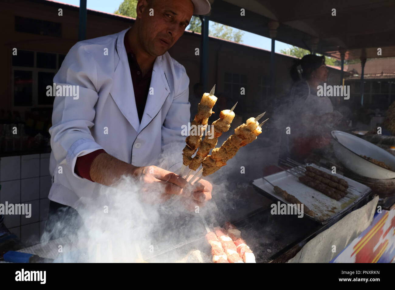 Taschkent, Usbekistan - Mai 01, 2017: Unbekannter Usbekischen kochen Vorbereitung von hashlik", eine regionale Usbekischen Essen im Food Court. Stockfoto