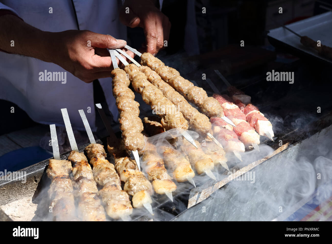 Taschkent, Usbekistan - Mai 01, 2017: Unbekannter Usbekischen kochen Vorbereitung von hashlik", eine regionale Usbekischen Essen im Food Court. Stockfoto