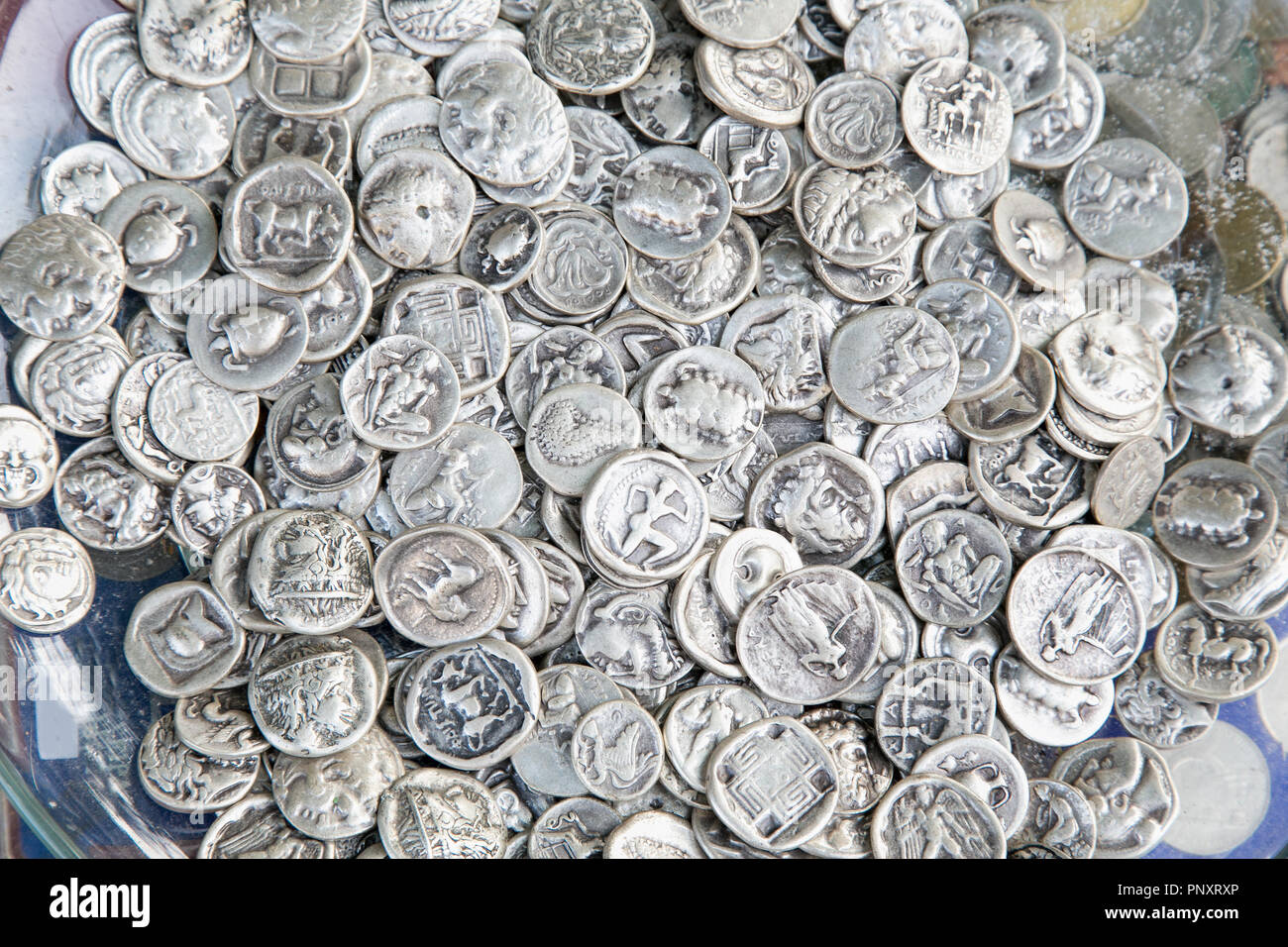 Athen Griechenland - Juni 20, 2016: Stapel von alten Münzen meist griechische Drachme lepta und dekares. Antike Geld Hintergrund. Athen, Griechenland. Stockfoto