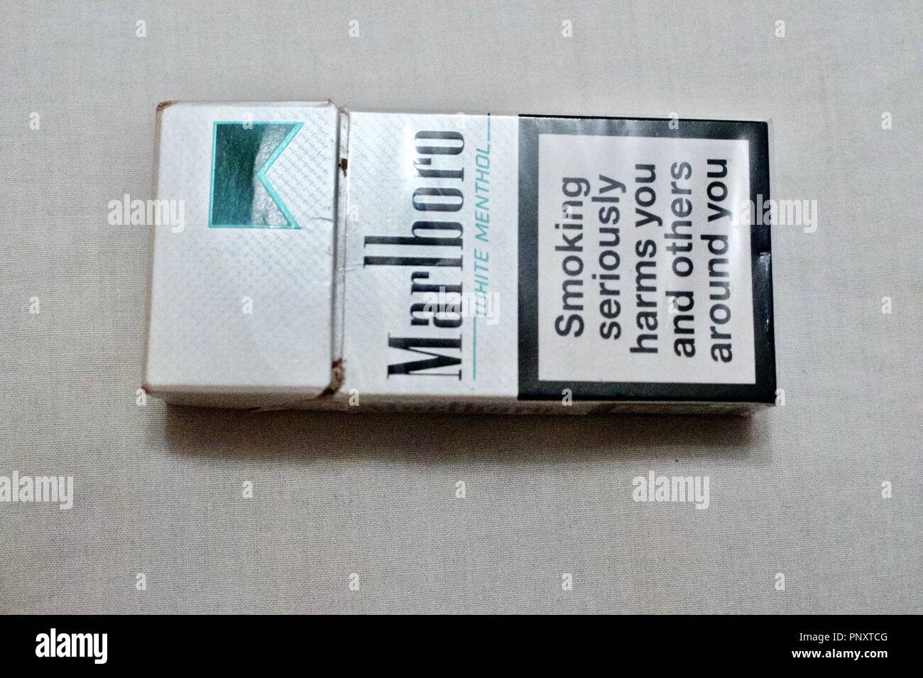 Nicht mehr zum Verkauf Marlboro Menthol, 10er-Pack, Weiß Zigarettenpackung mit dem Einbrennen. Menthol Zigaretten werden illegal in Großbritannien im Mai 2020 zu verkaufen. Stockfoto