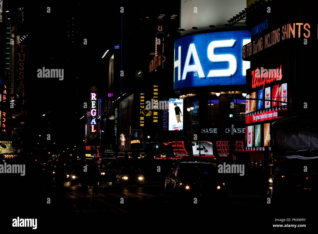 New York, USA - Dezember 03, 2008: Nacht Szene von viel Verkehr in der berühmten Times Square. Einer der geschäftigsten kommerzielle Platz in der Stadt. Stockfoto