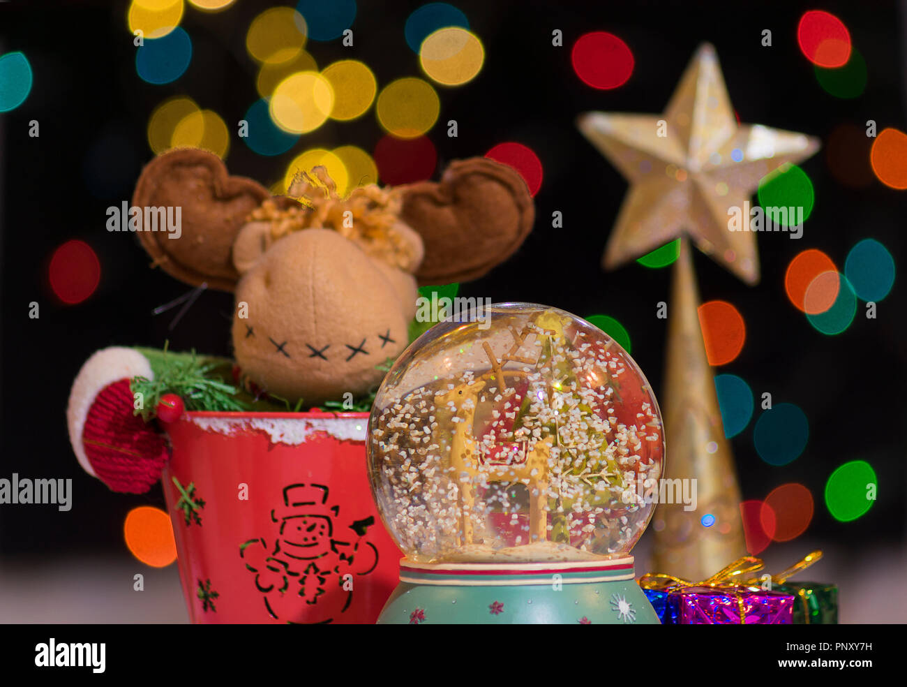Weihnachtsschmuck mit einem Hintergrund mit Bokeh Stockfoto