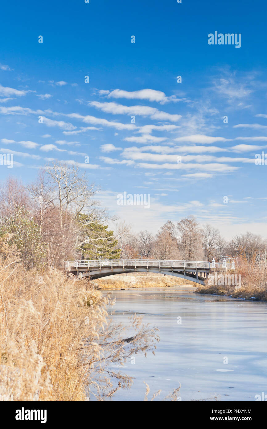 Blick Richtung der Lafayette-Brücke bei St. Louis Forest Park an einem sonnigen Wintertag mit ein paar Altocumulus-Wolken. Stockfoto