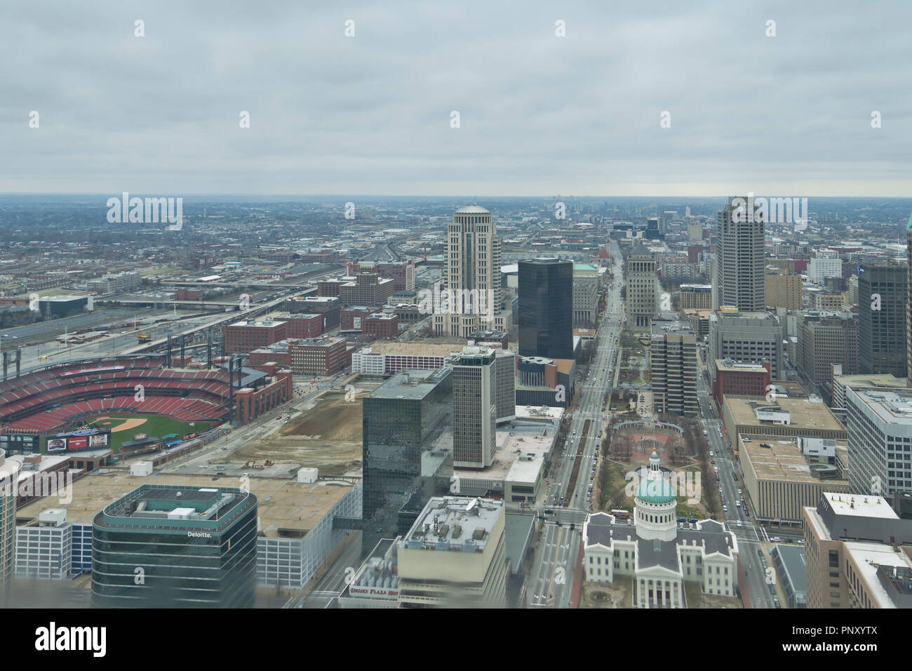 Blick auf die Skyline von Downtown St. Louis und den Horizont aus nach Westen aus dem Sichtfenster an der Spitze der Gateway Arch. Stockfoto