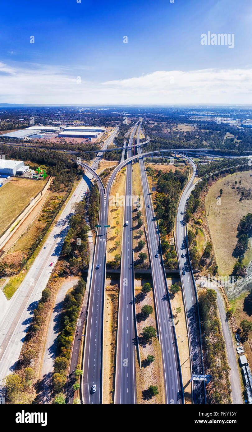 Mehrere mehrspurigen Autobahnen an M7 an lighthorse Interchange in Sydney West Autobahn überqueren 4-Antenne vertikale Panorama vom Boden zu Stockfoto