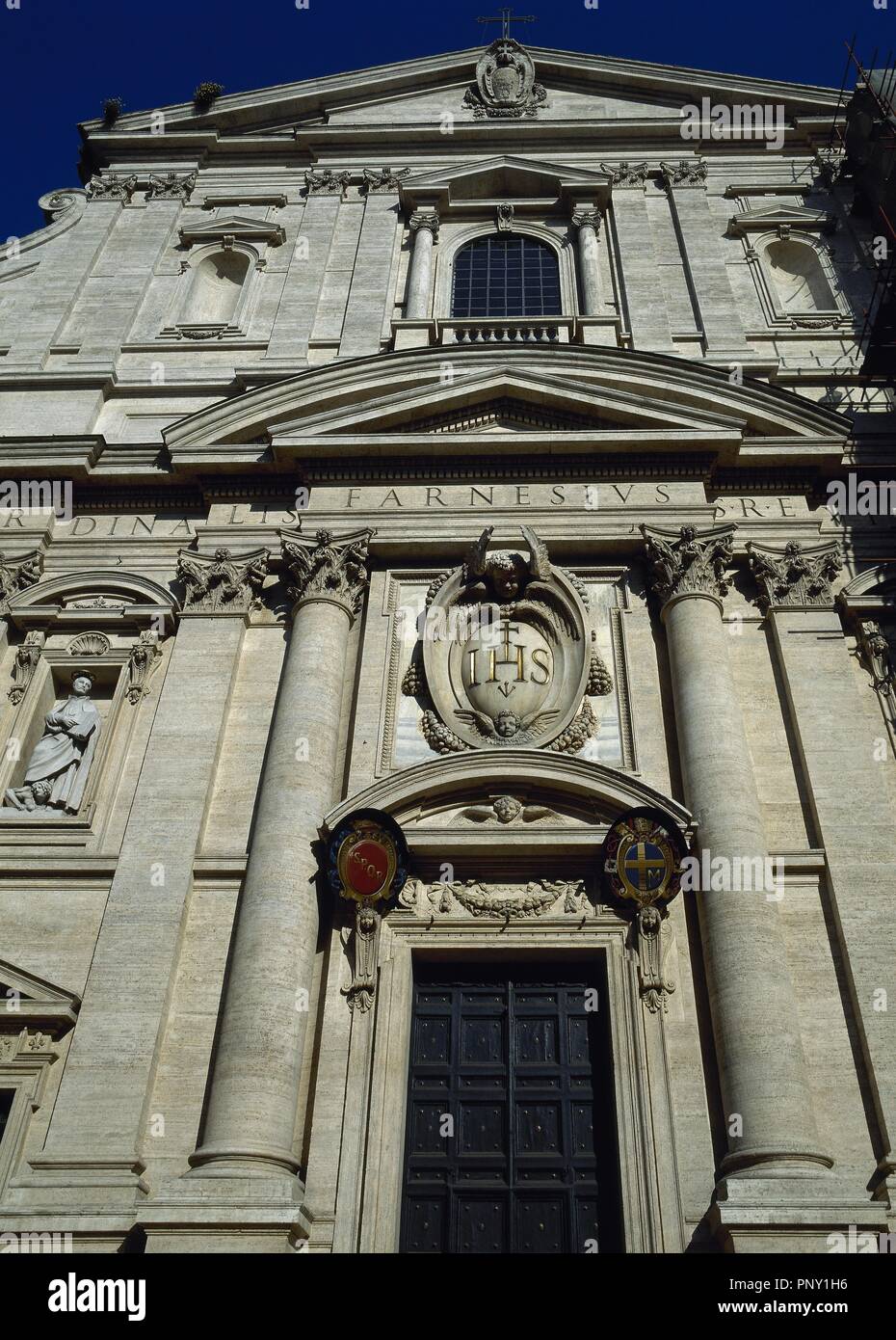 ARTE BARROCO. ITALIA. IGLESIA DE GESU. Pertenece a los jesuitas. El Cardenal Alessandro Farnese encargó ein Vignola los Planos y la construcción. La Fachada fue terminada en 1575 combina El Estilo y renacentista Barroco. ROMA. Stockfoto