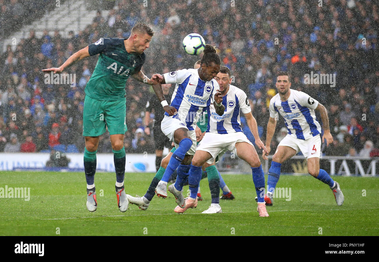 Tottenham Hotspur ist Toby Alderweireld leitet die Kugel während der Premier League Match an der AMEX Stadion, Brighton. Stockfoto