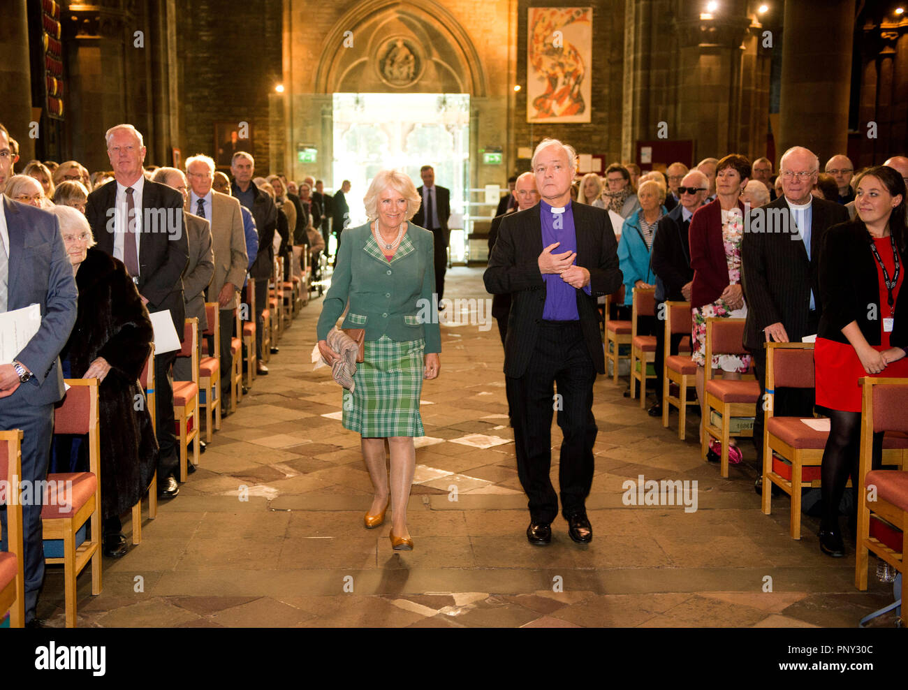 Die Herzogin von Cornwall, als die Herzogin von Rothesay in Schottland bekannt, Spaziergänge in die St Mary's Kathedrale mit Professor Ian Torrance, als sie die Premiere von Requiem beachtet: Die Seelen der Gerechten, von der National Youth Choir von Schottland und dem Royal Scottish National Orchestra, bei Walpole Hall, St. Mary's Cathedral in Edinburgh. Stockfoto