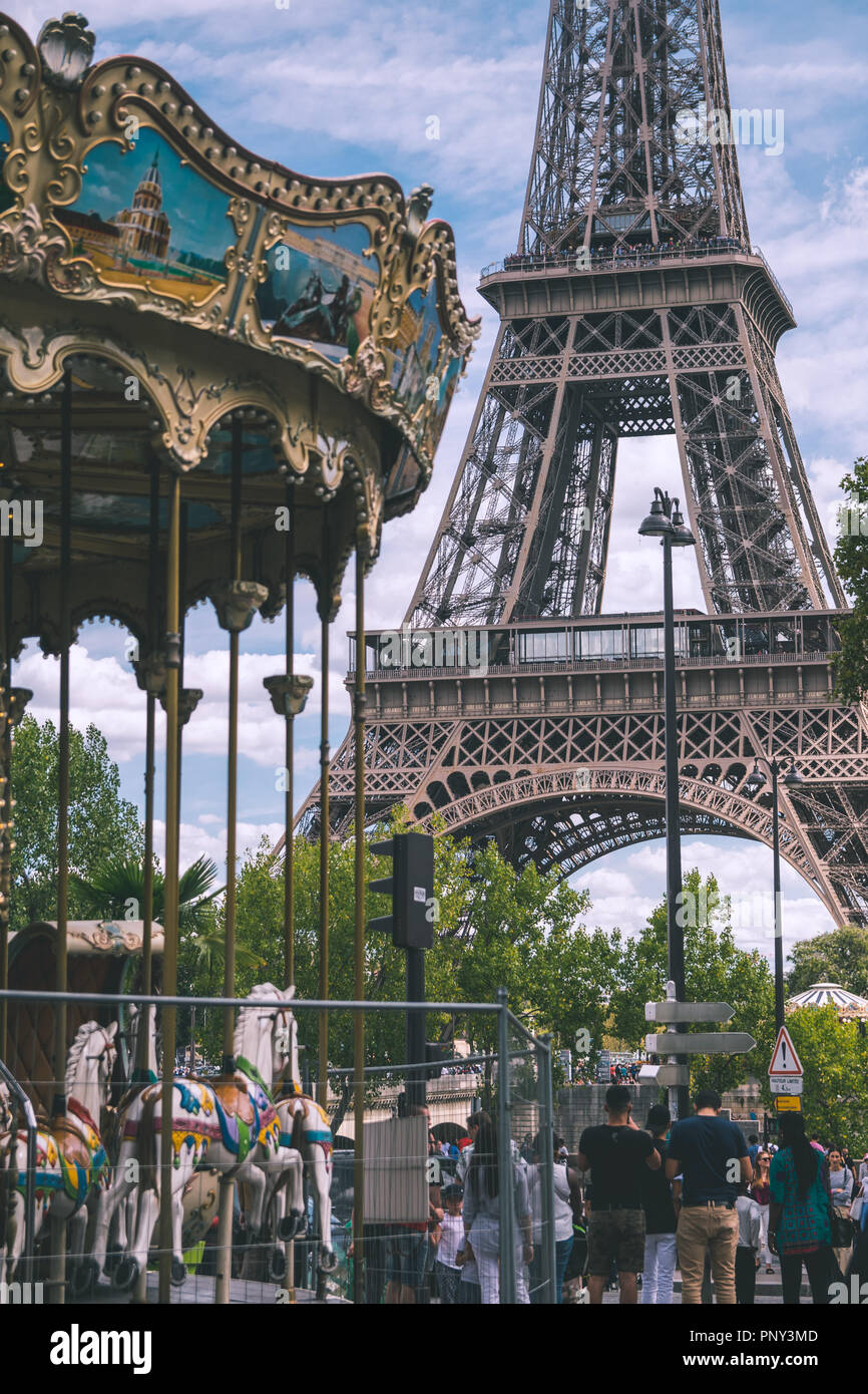 Die berühmte Merry-go-round in der Nähe des Eiffelturms Stockfoto