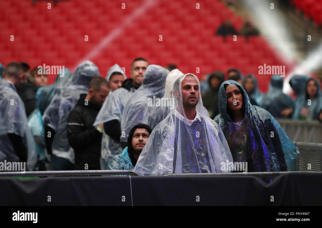 Zuschauer im Regen ponchos während der Heavyweight Contest Bout im Wembley Stadion, London. Stockfoto