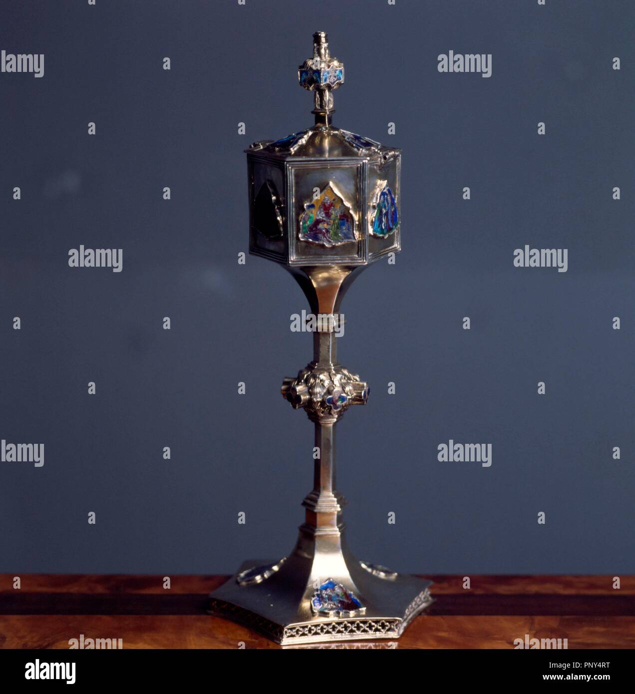 Ziborium mit Emaille Teller, aus dem 15. Jahrhundert. Stockfoto